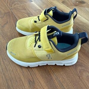 On Cloud toddler boy size 11K running shoes.